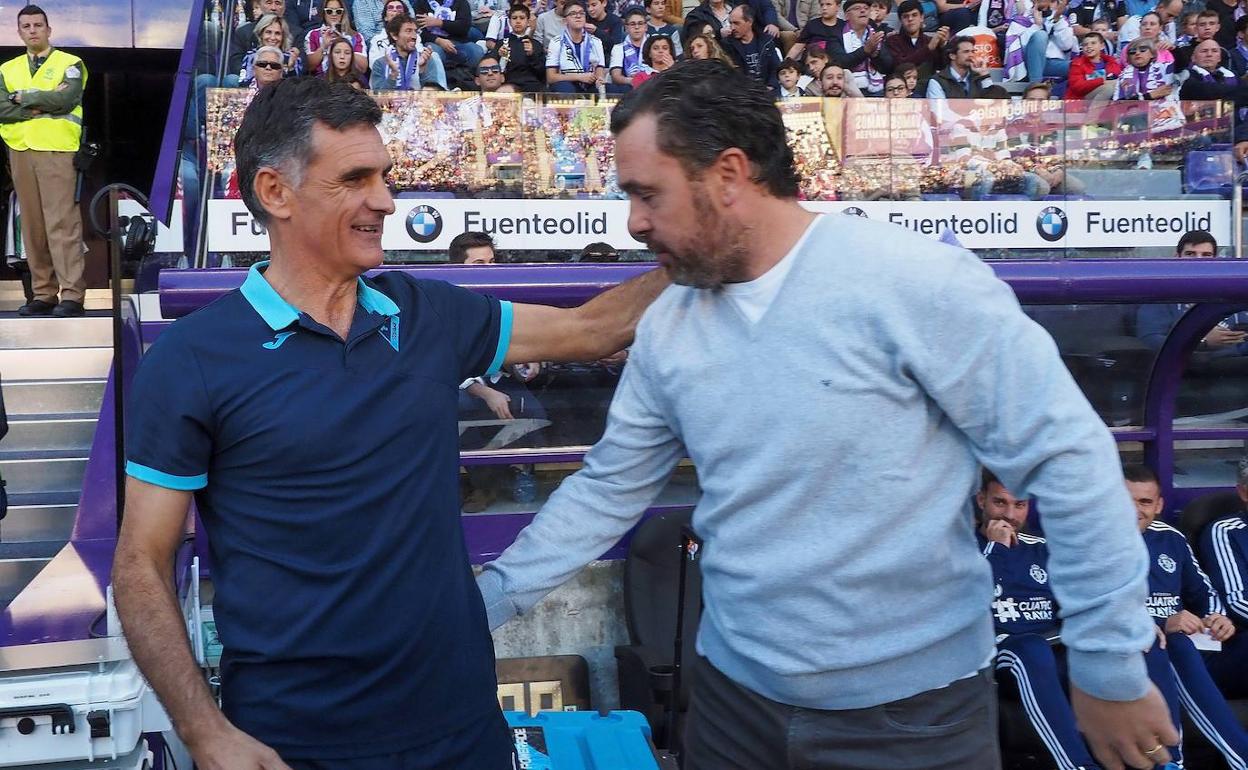 Sergio y Mendilibar se saludan antes del inicio del partido. 