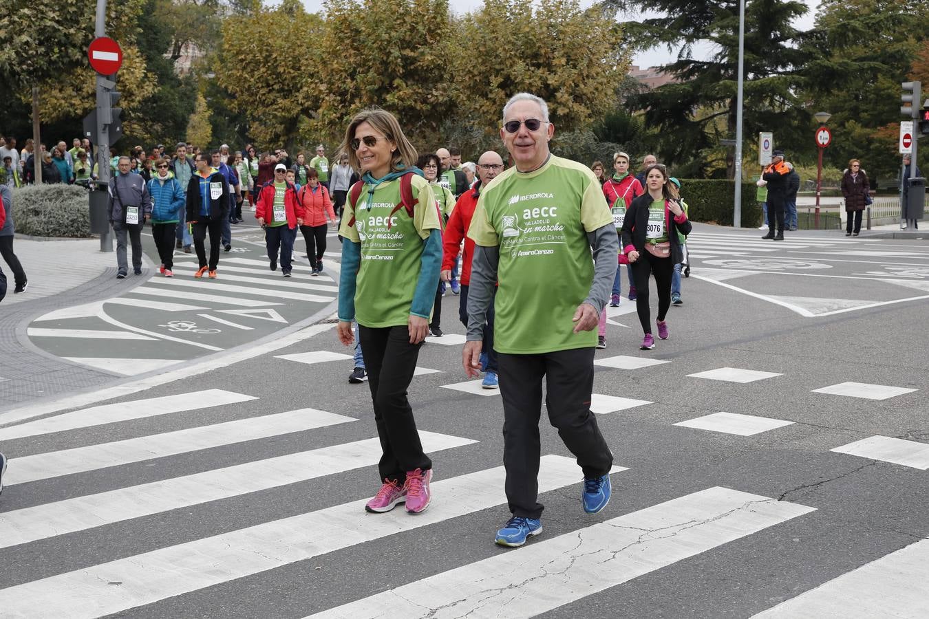 Participantes en la marcha contra el cáncer. 