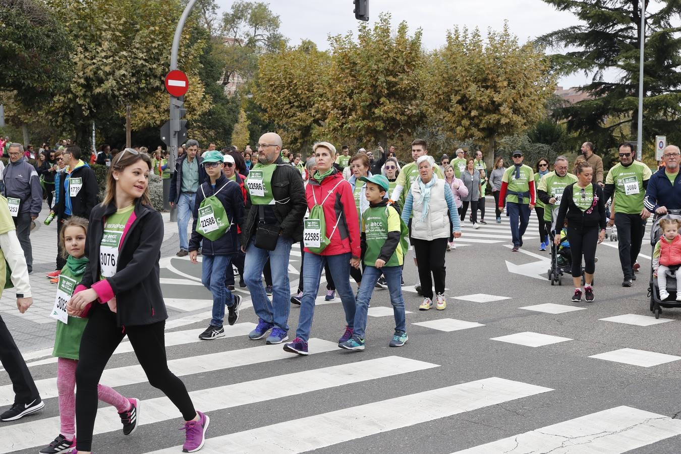 Participantes en la marcha contra el cáncer. 