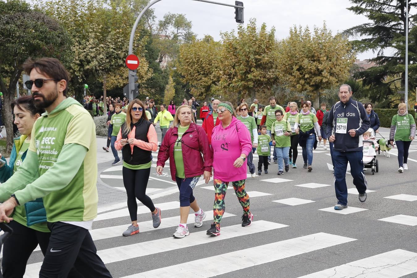 Participantes en la marcha contra el cáncer. 