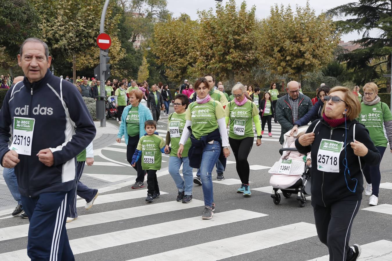 Participantes en la marcha contra el cáncer. 