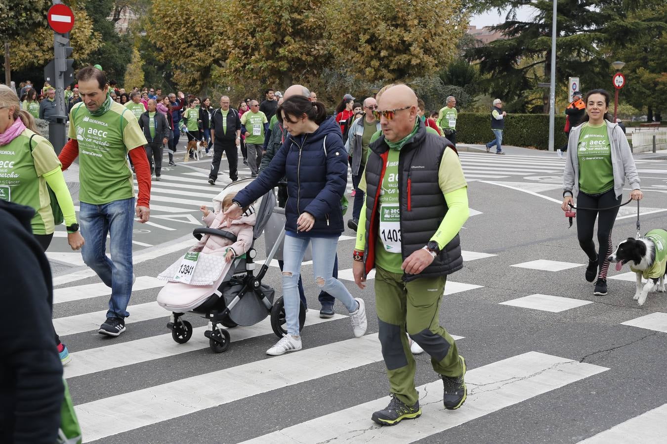 Participantes en la marcha contra el cáncer. 