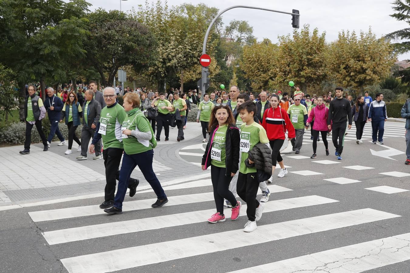 Participantes en la marcha contra el cáncer. 