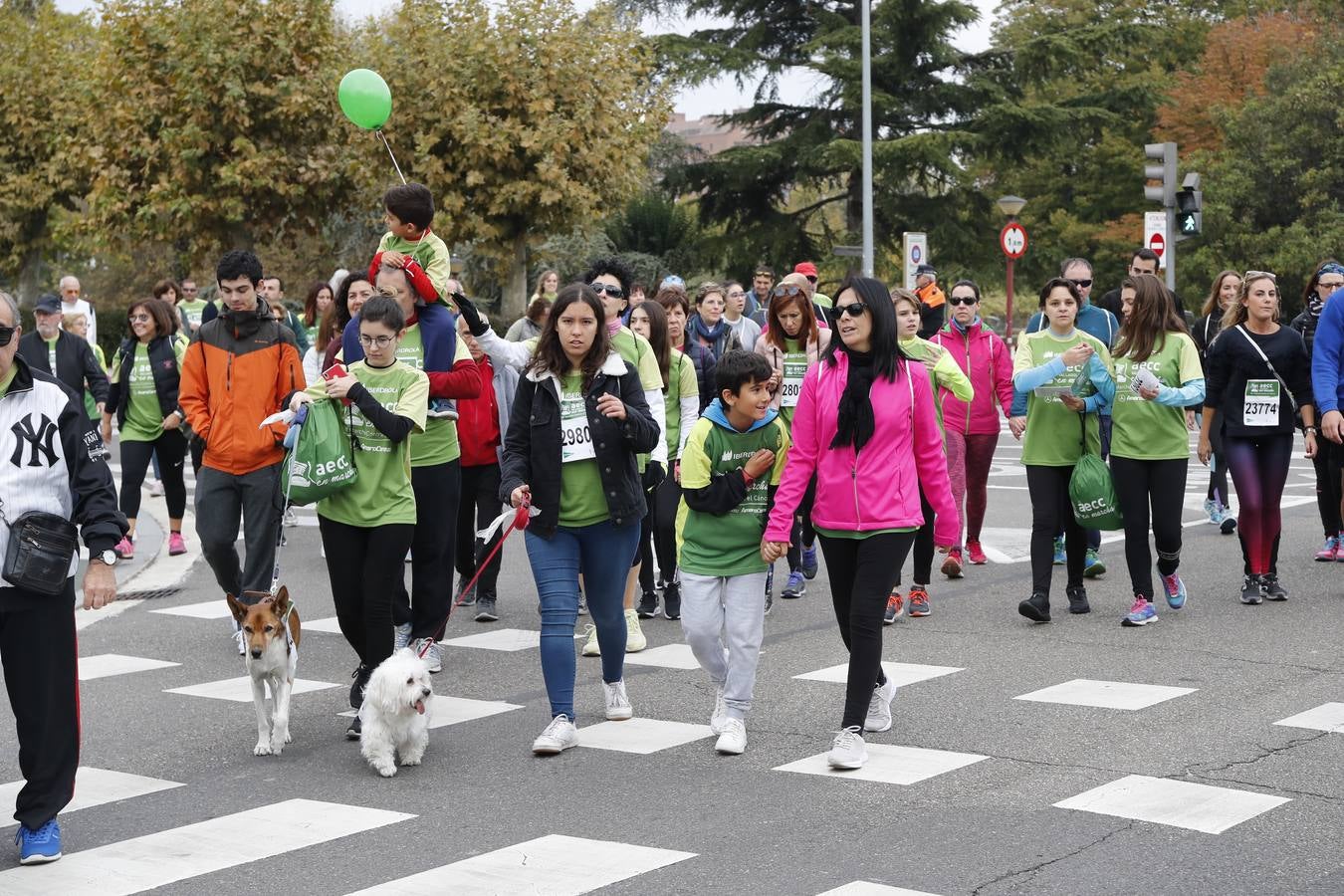 Participantes en la marcha contra el cáncer. 