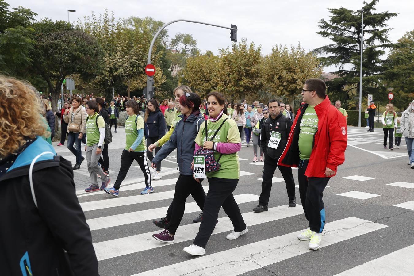 Participantes en la marcha contra el cáncer. 