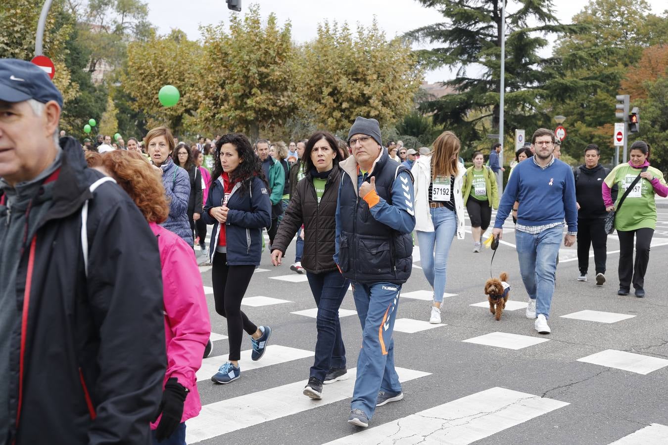 Participantes en la marcha contra el cáncer. 