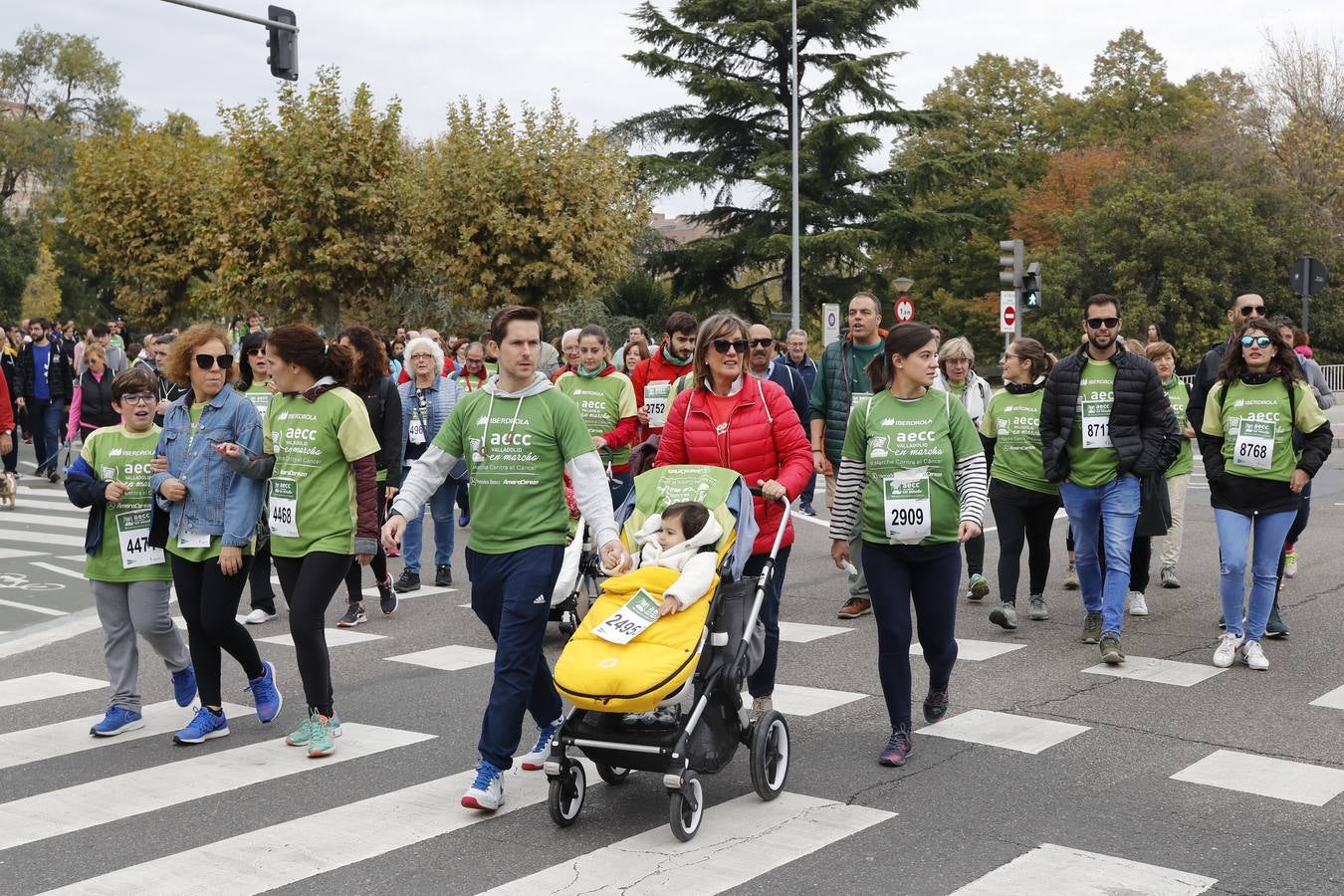 Participantes en la marcha contra el cáncer. 