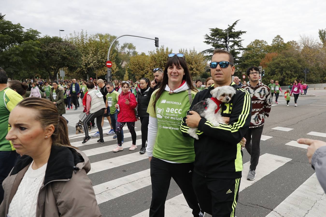 Participantes en la marcha contra el cáncer. 