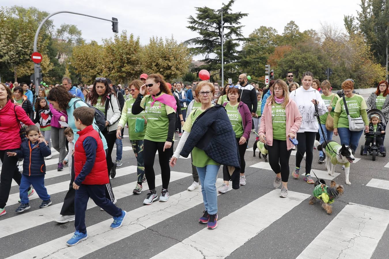 Participantes en la marcha contra el cáncer. 