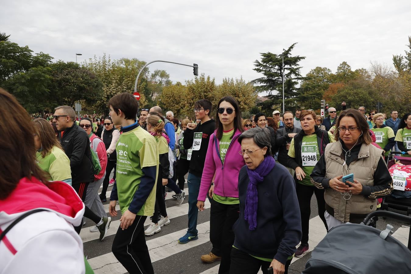 Participantes en la marcha contra el cáncer. 