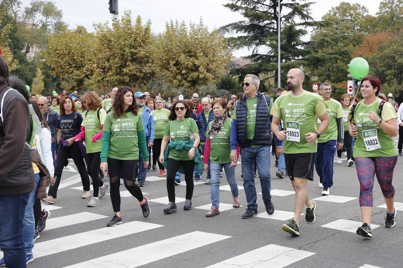 Participantes en la marcha contra el cáncer. 