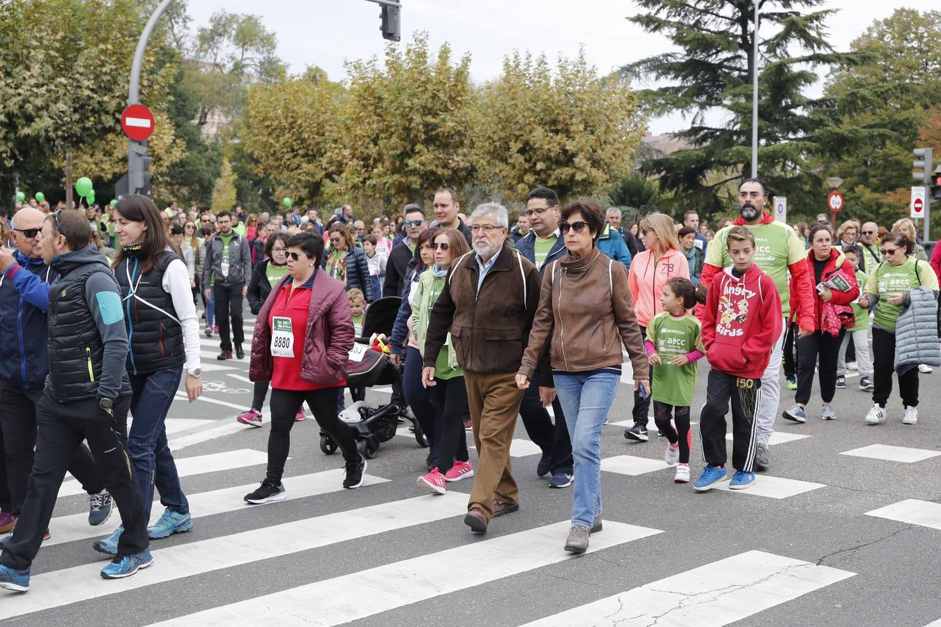 Participantes en la marcha contra el cáncer. 