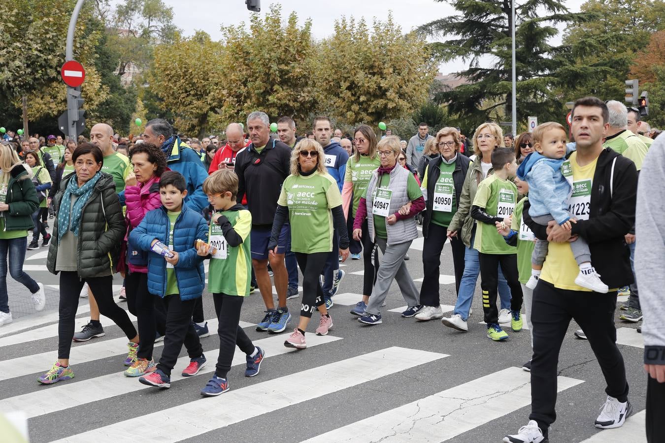 Participantes en la marcha contra el cáncer. 