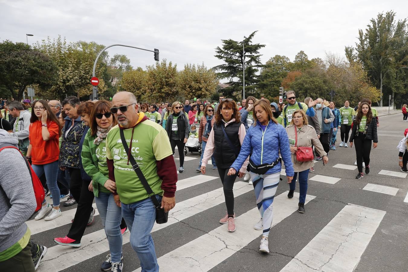 Participantes en la marcha contra el cáncer. 