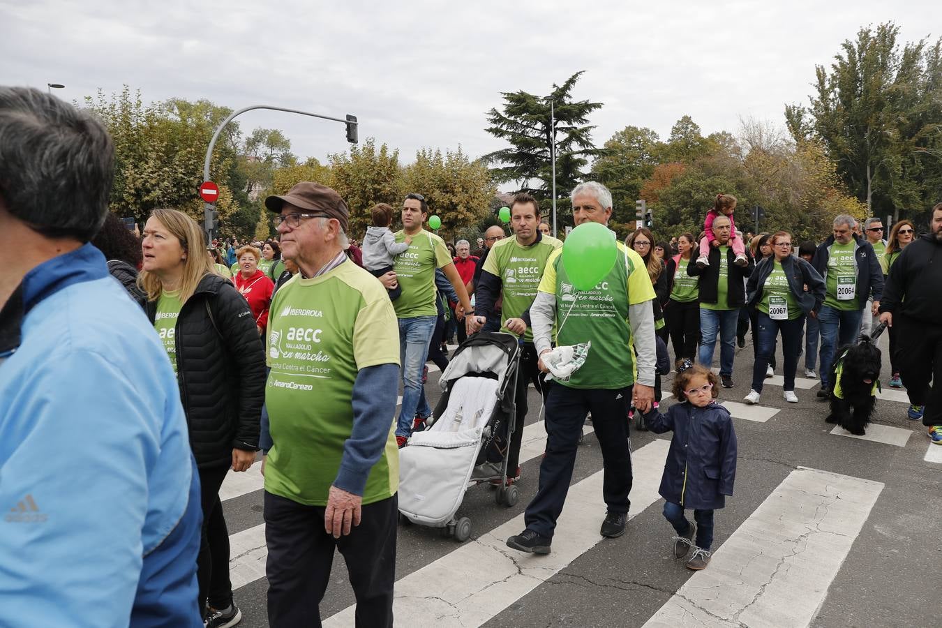 Participantes en la marcha contra el cáncer. 