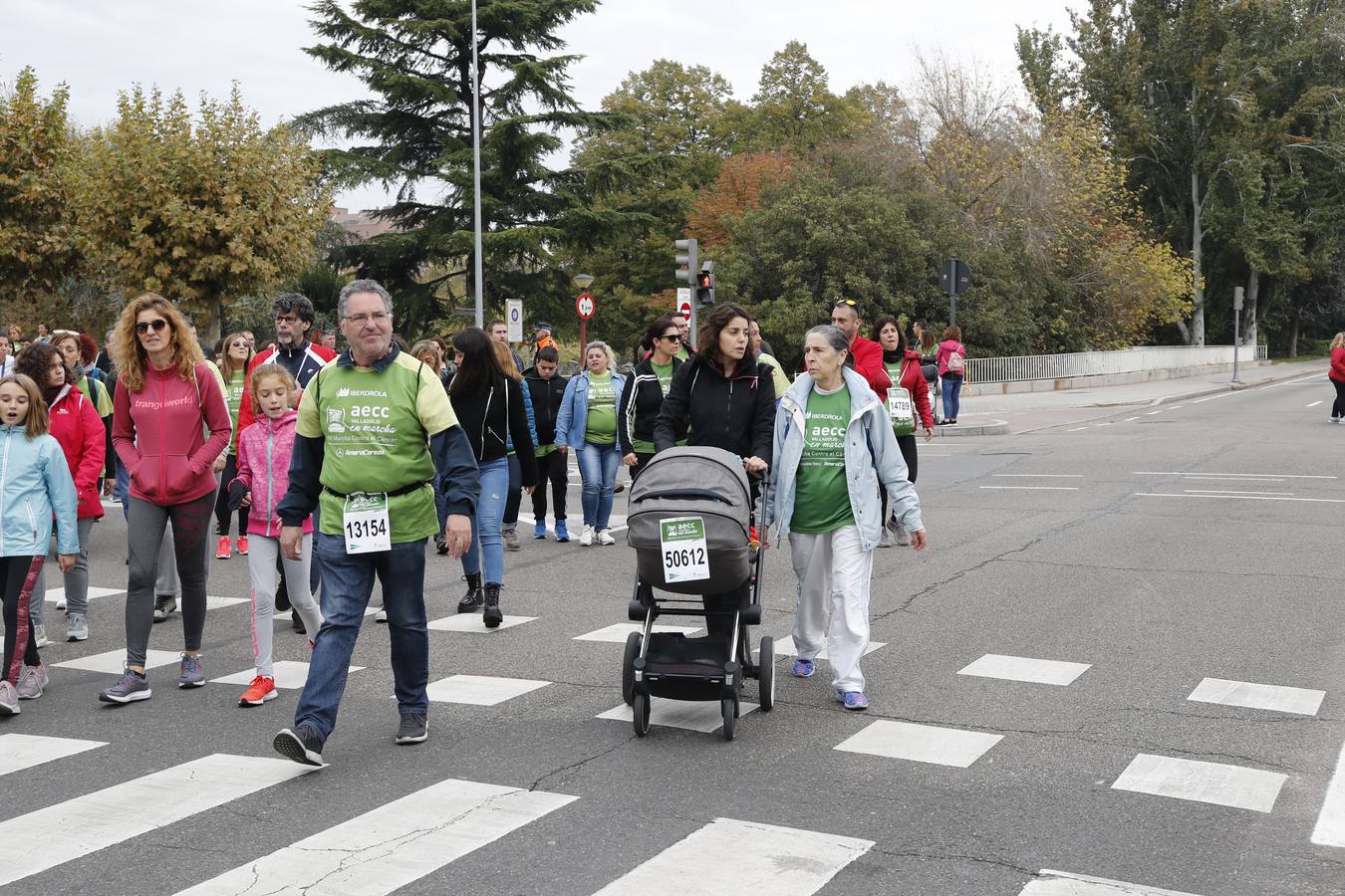 Participantes en la marcha contra el cáncer. 