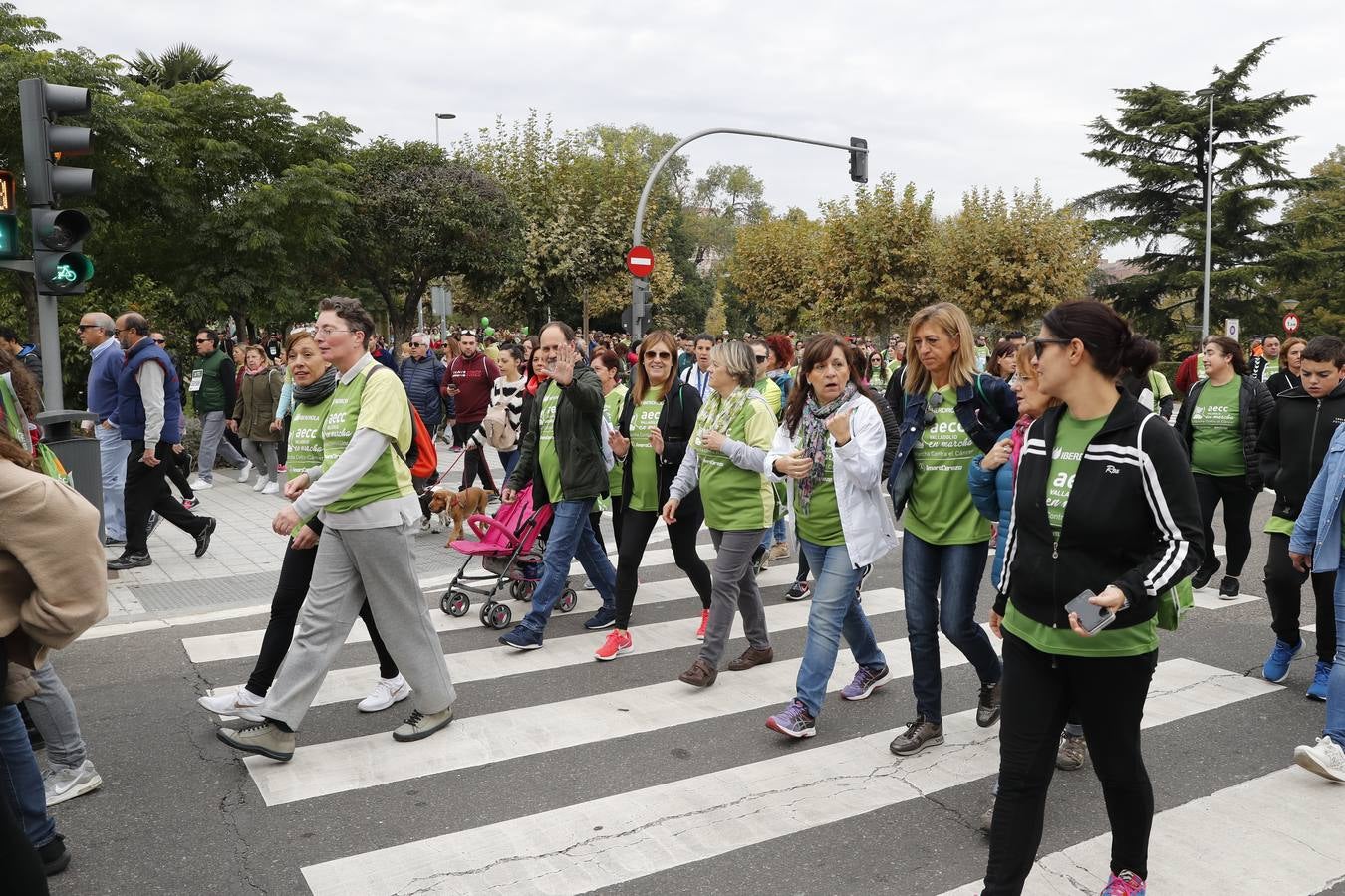 Participantes en la marcha contra el cáncer. 