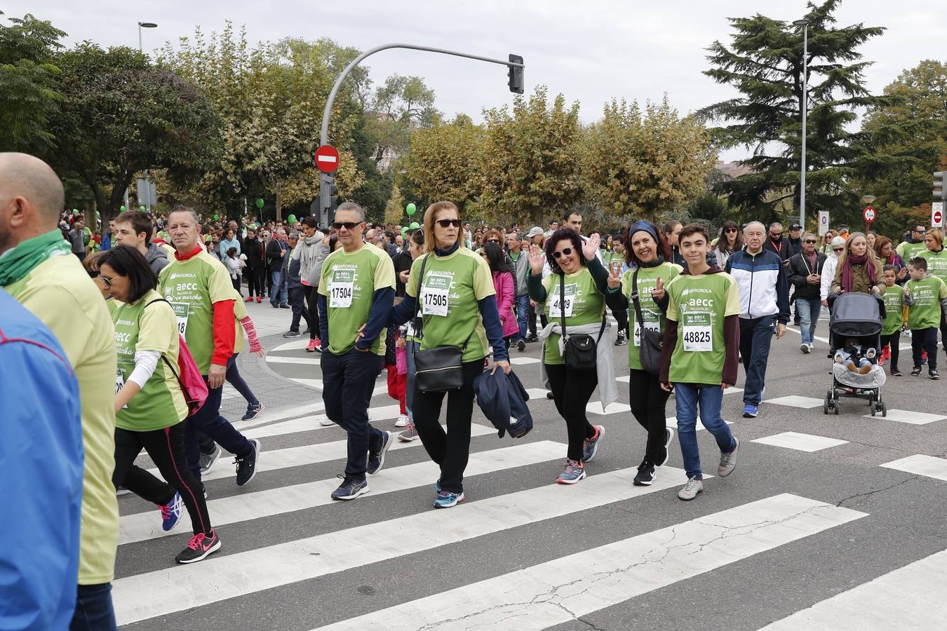 Participantes en la marcha contra el cáncer. 