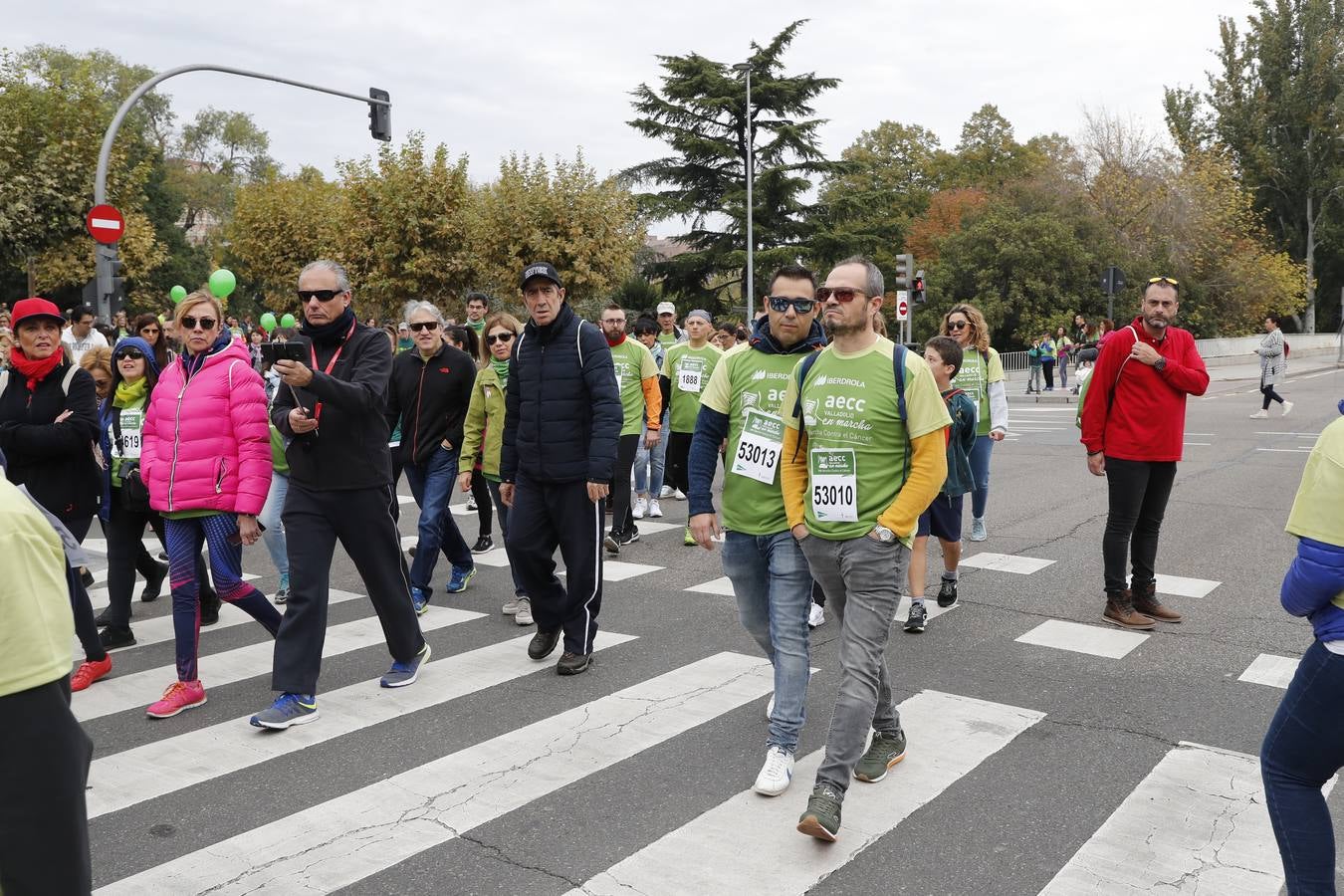 Participantes en la marcha contra el cáncer. 