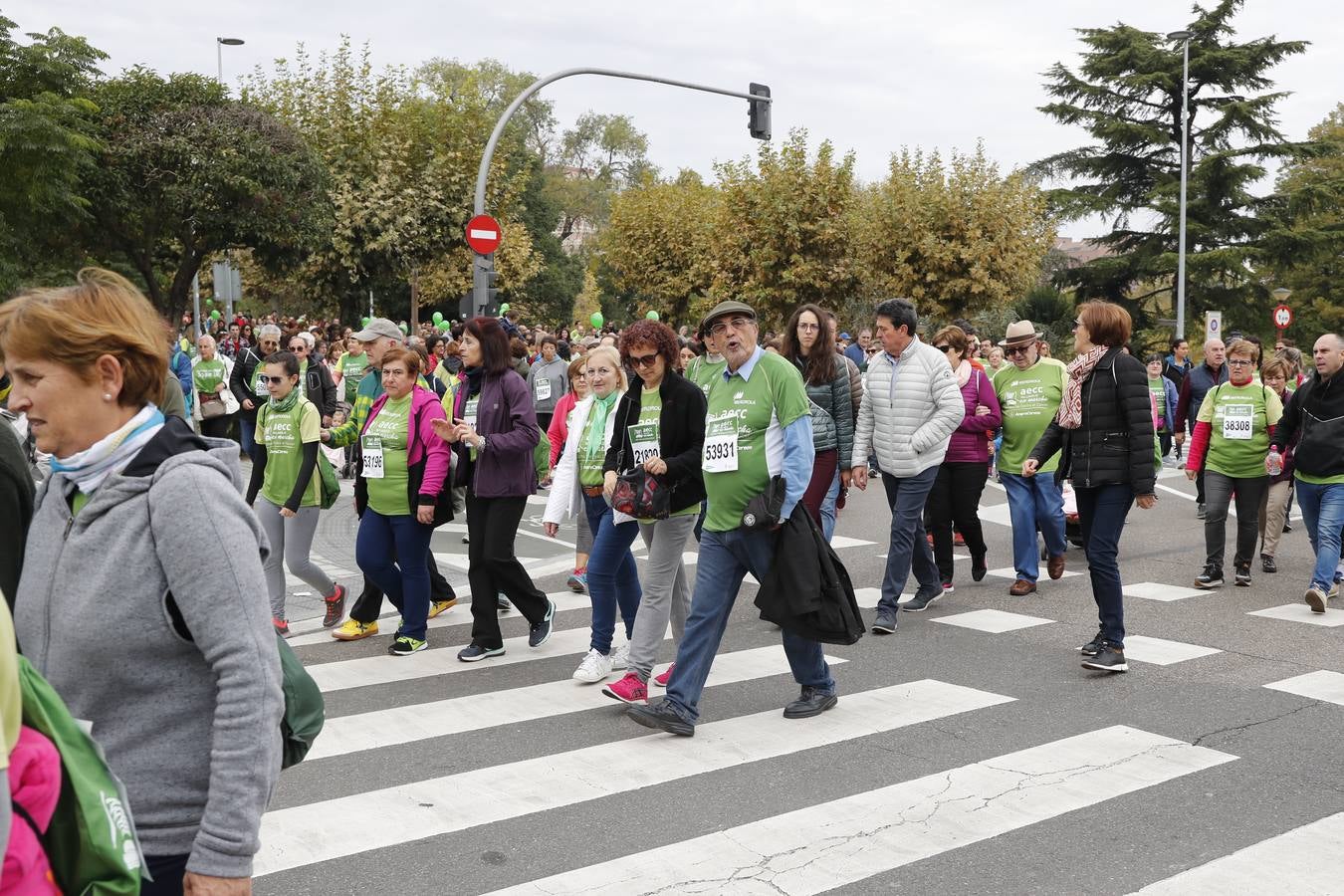 Participantes en la marcha contra el cáncer. 