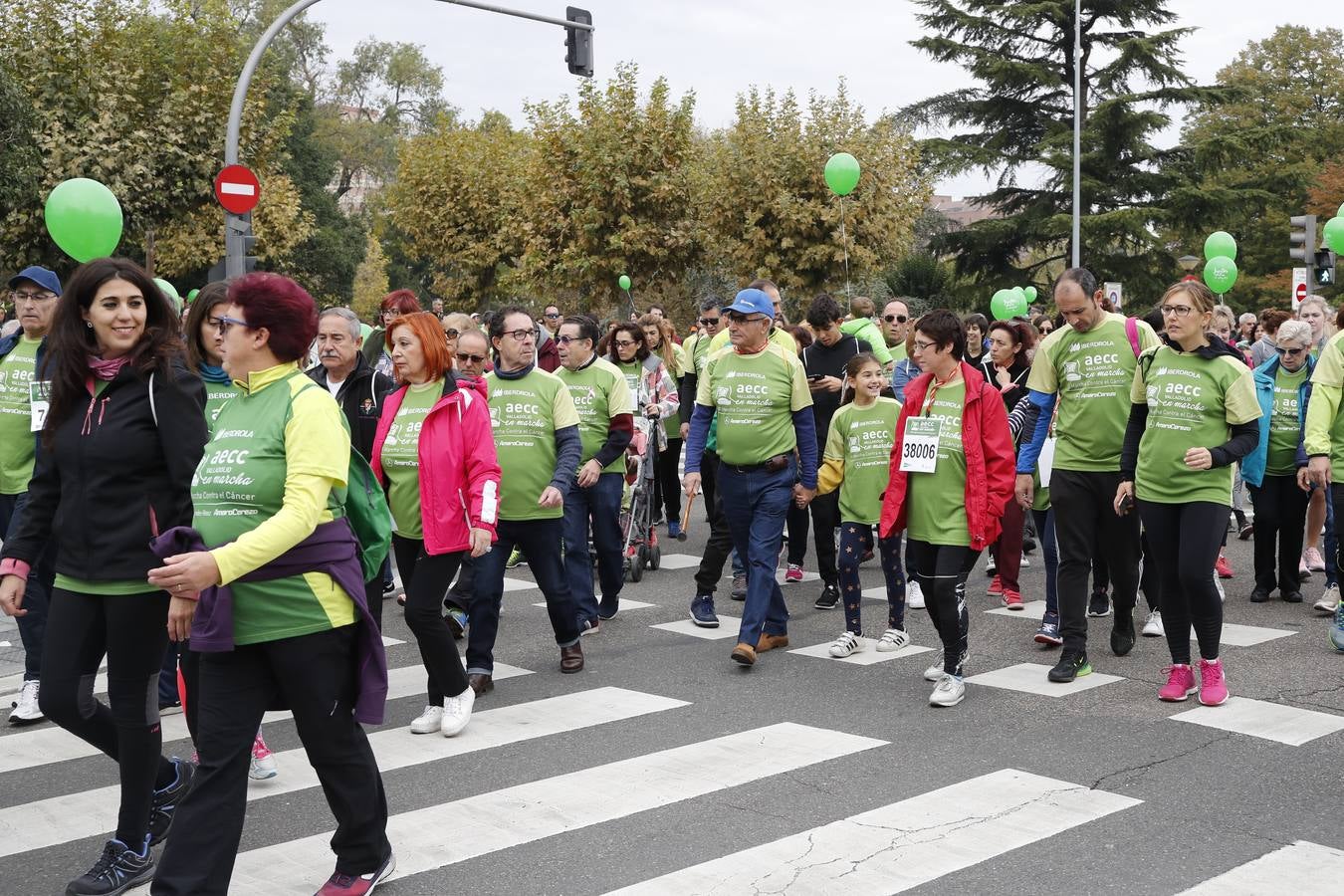 Participantes en la marcha contra el cáncer. 