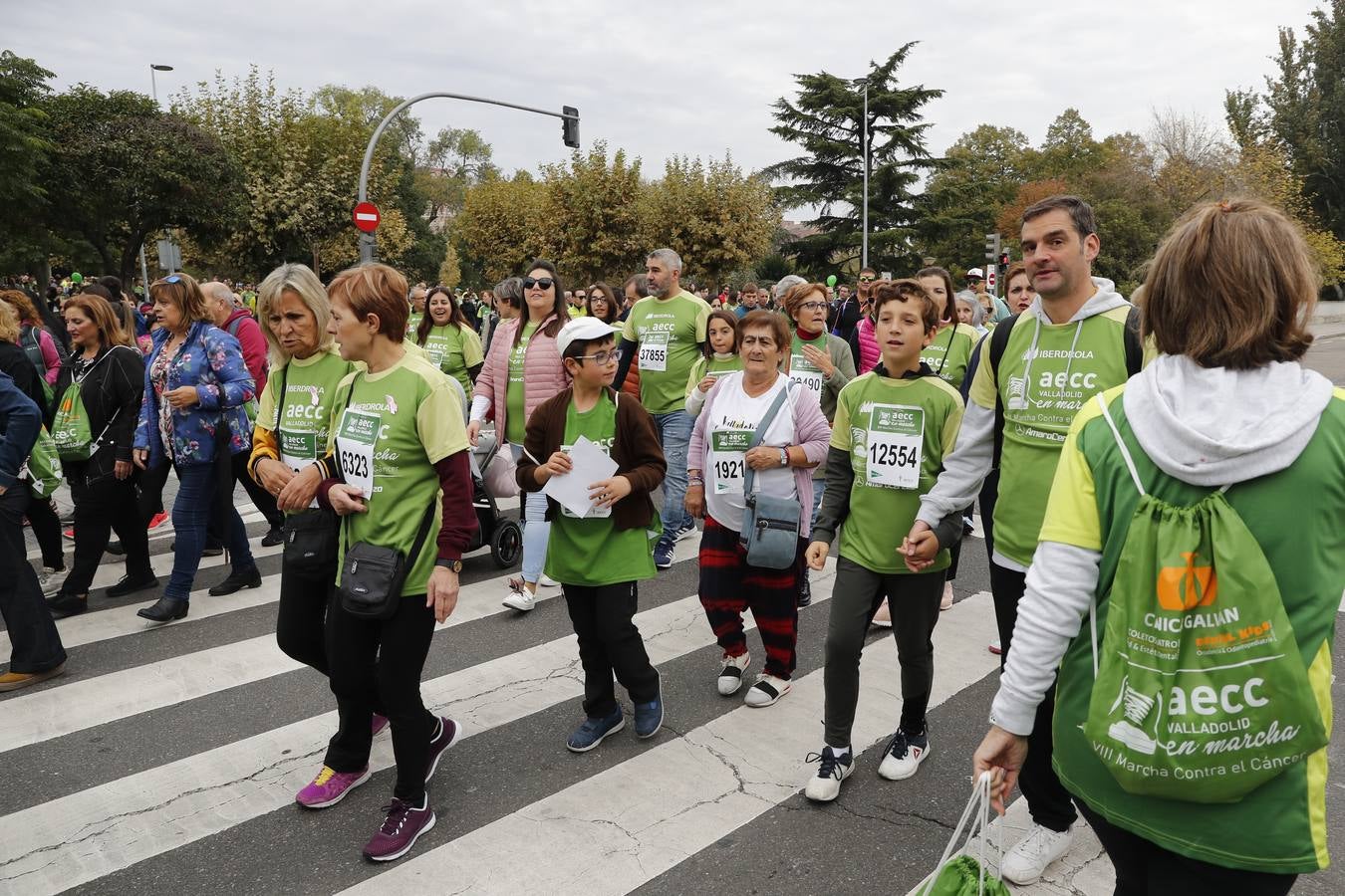 Participantes en la marcha contra el cáncer. 