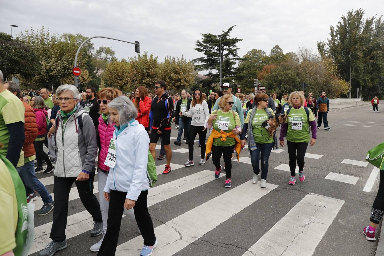 Participantes en la marcha contra el cáncer. 