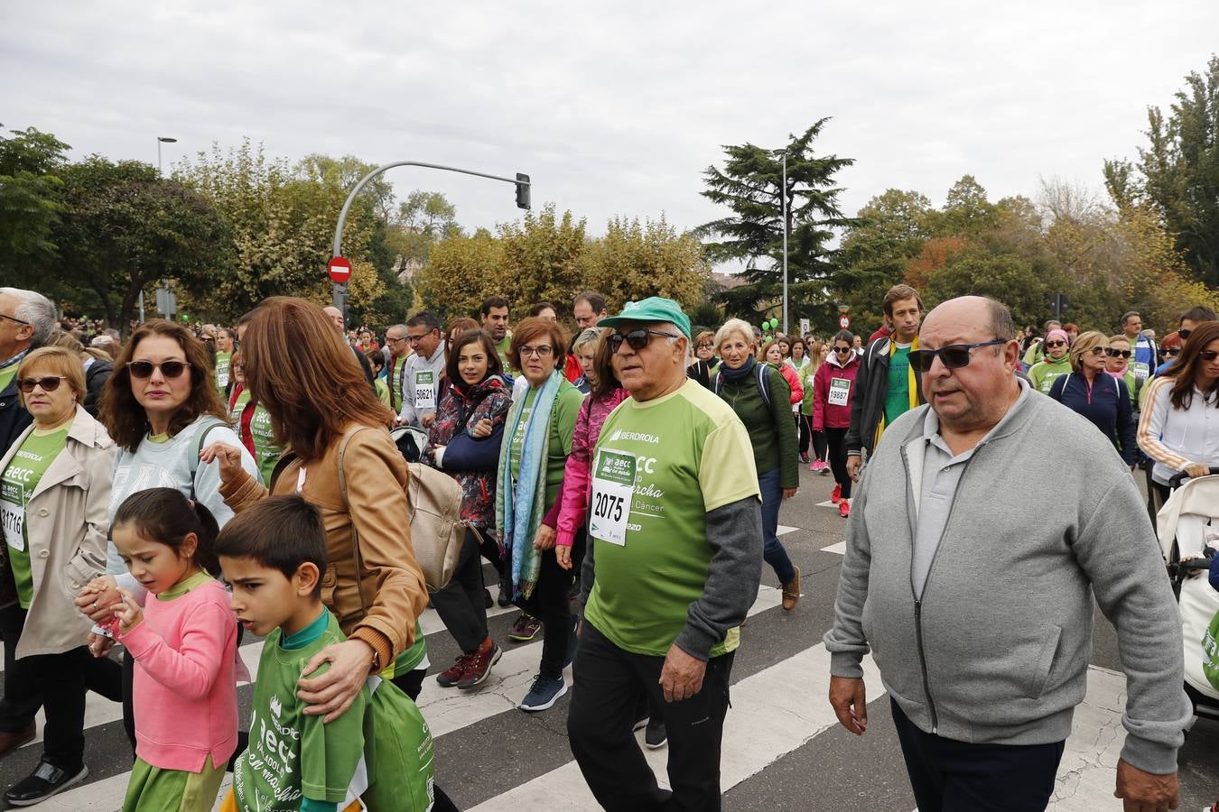 Participantes en la marcha contra el cáncer. 