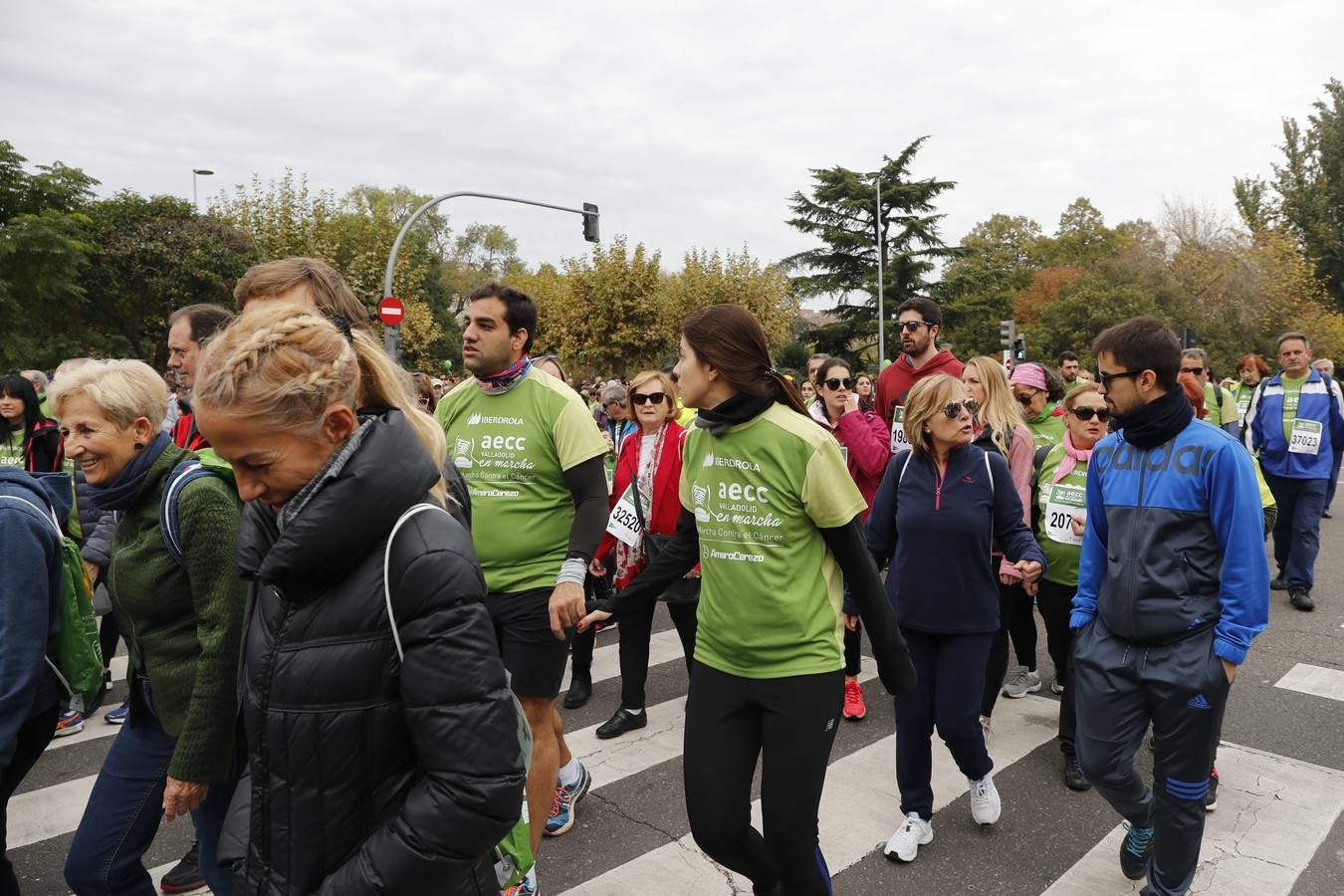 Participantes en la marcha contra el cáncer. 