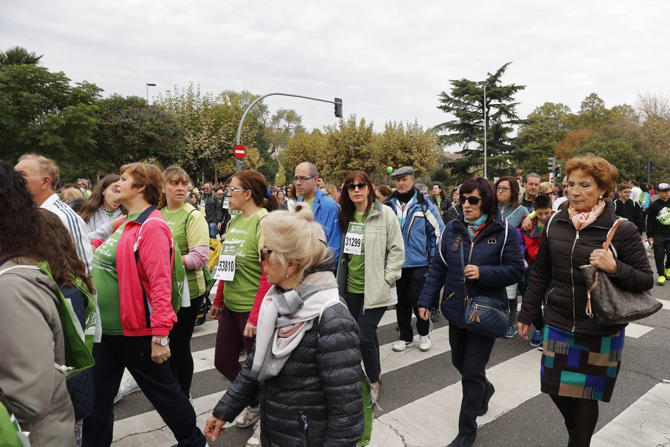 Participantes en la marcha contra el cáncer. 