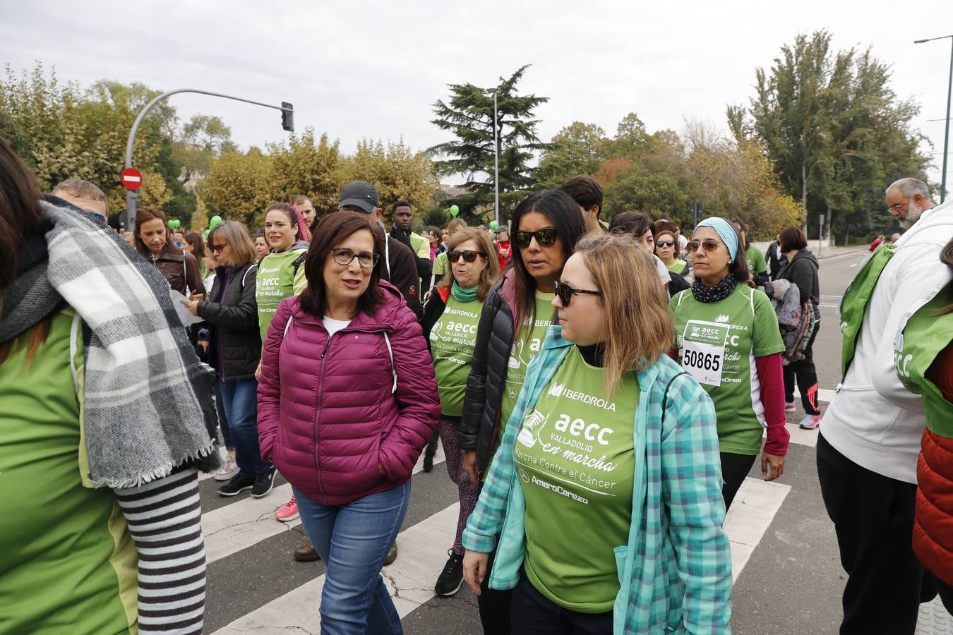 Participantes en la marcha contra el cáncer. 