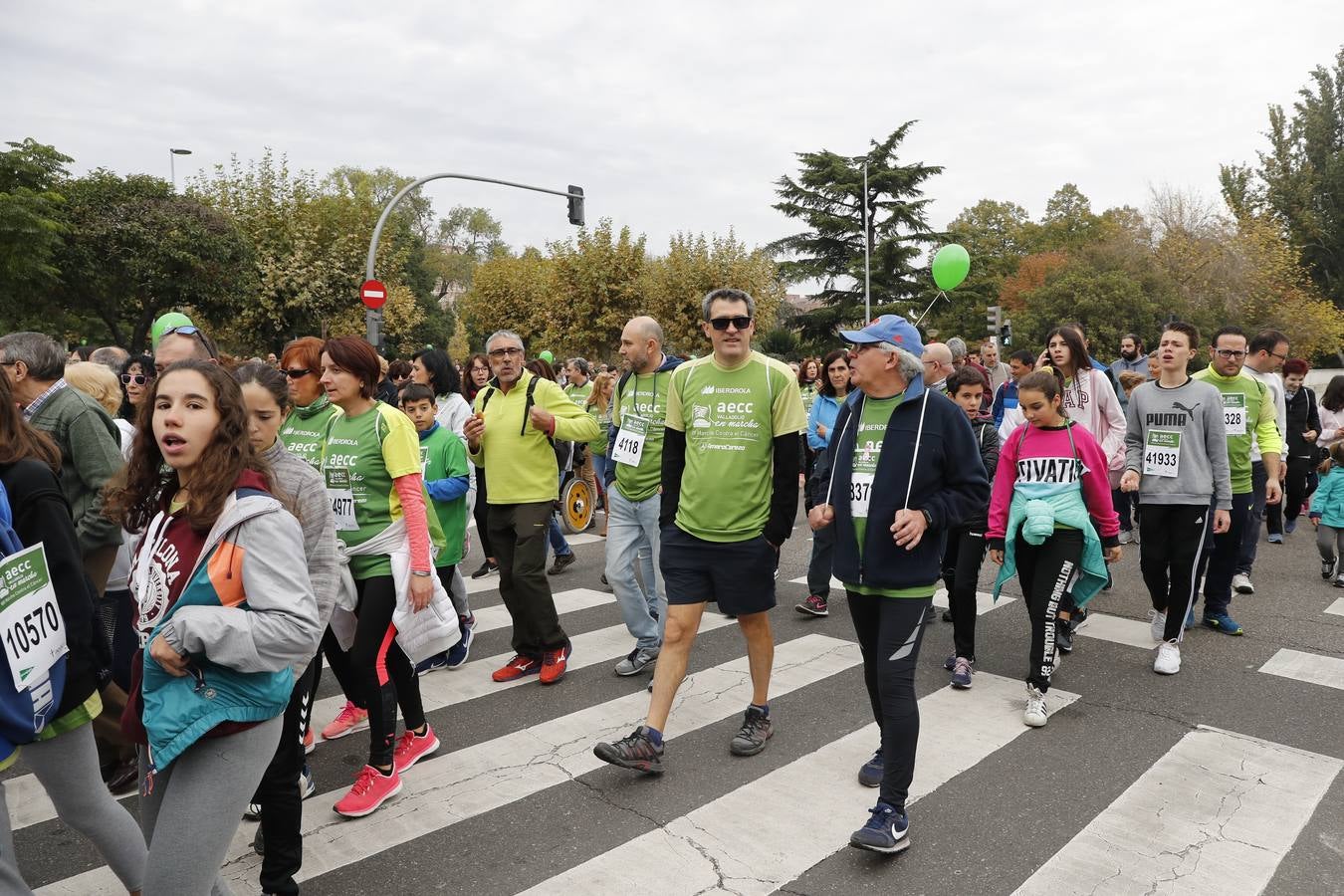 Participantes en la marcha contra el cáncer. 