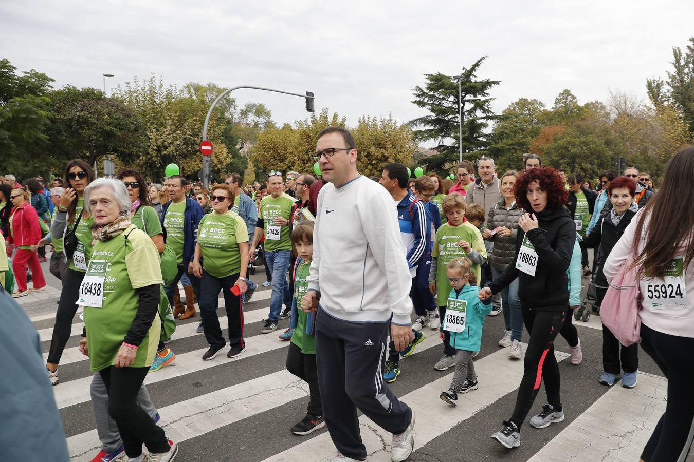 Participantes en la marcha contra el cáncer. 