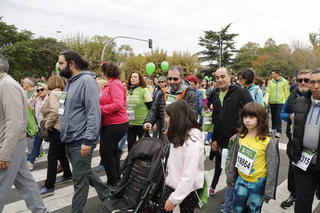 Participantes en la marcha contra el cáncer. 