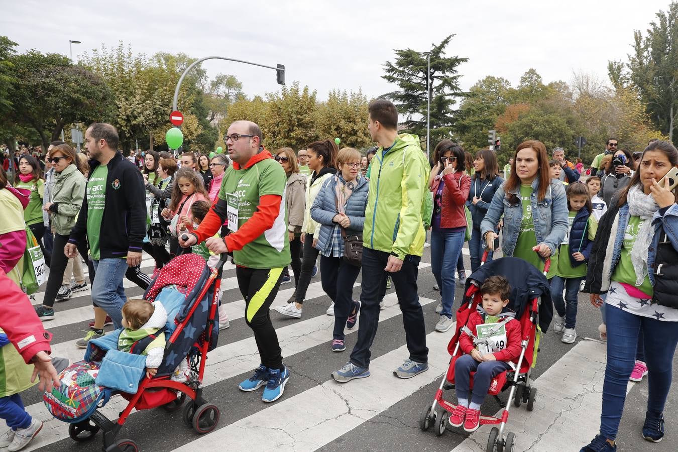 Participantes en la marcha contra el cáncer. 