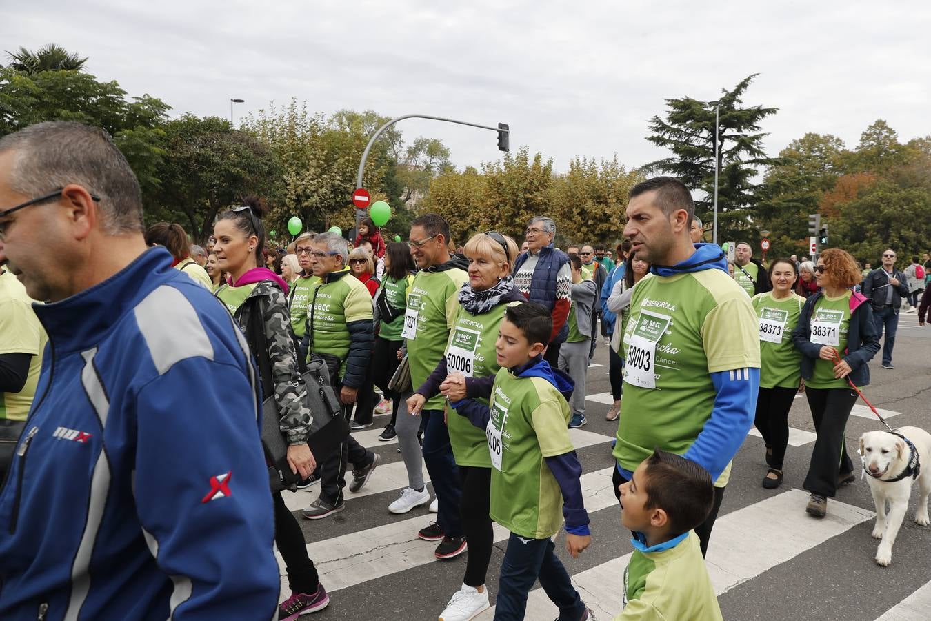 Participantes en la marcha contra el cáncer. 