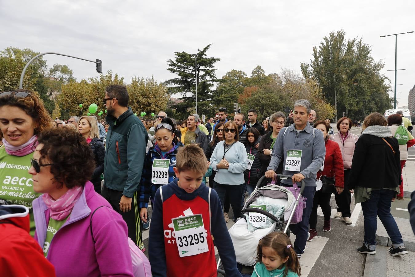 Participantes en la marcha contra el cáncer. 