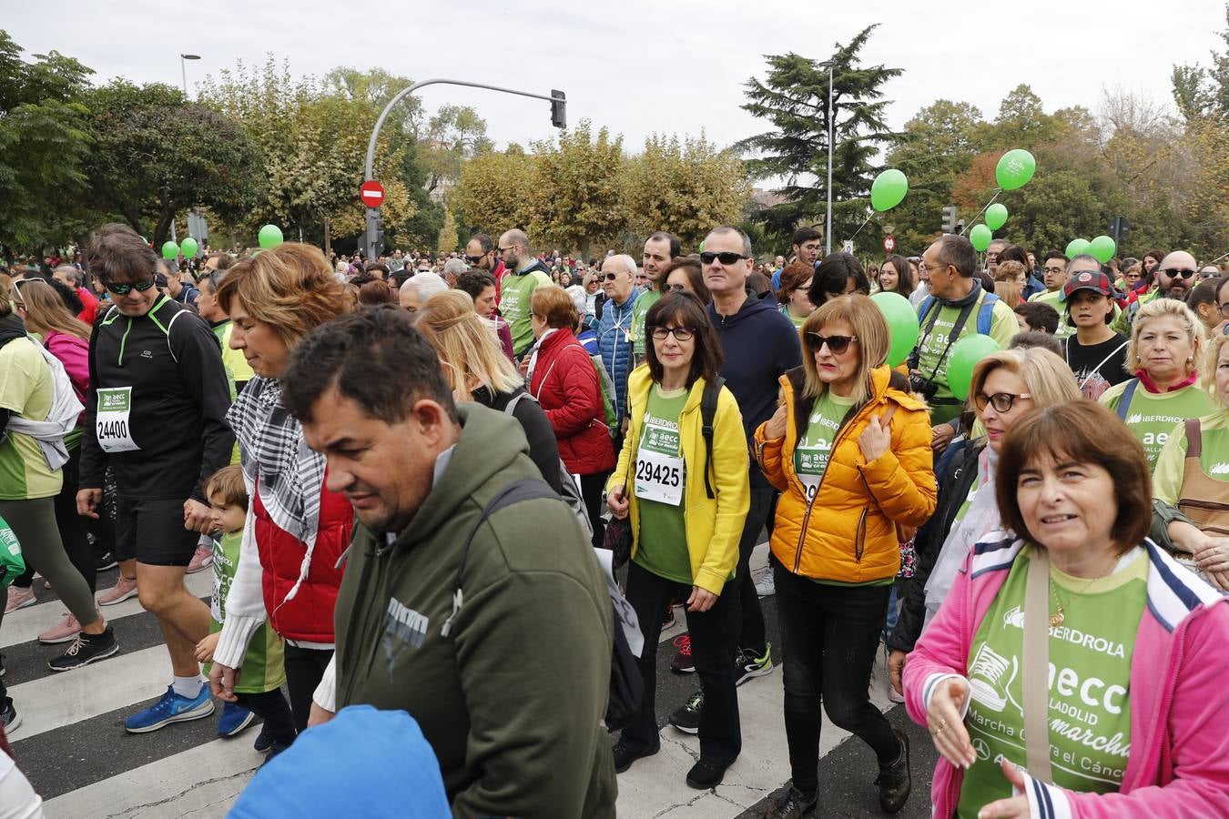 Participantes en la marcha contra el cáncer. 