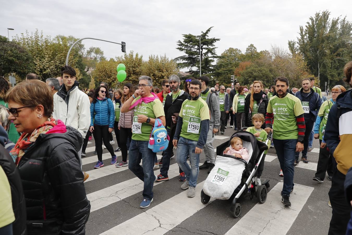 Participantes en la marcha contra el cáncer. 