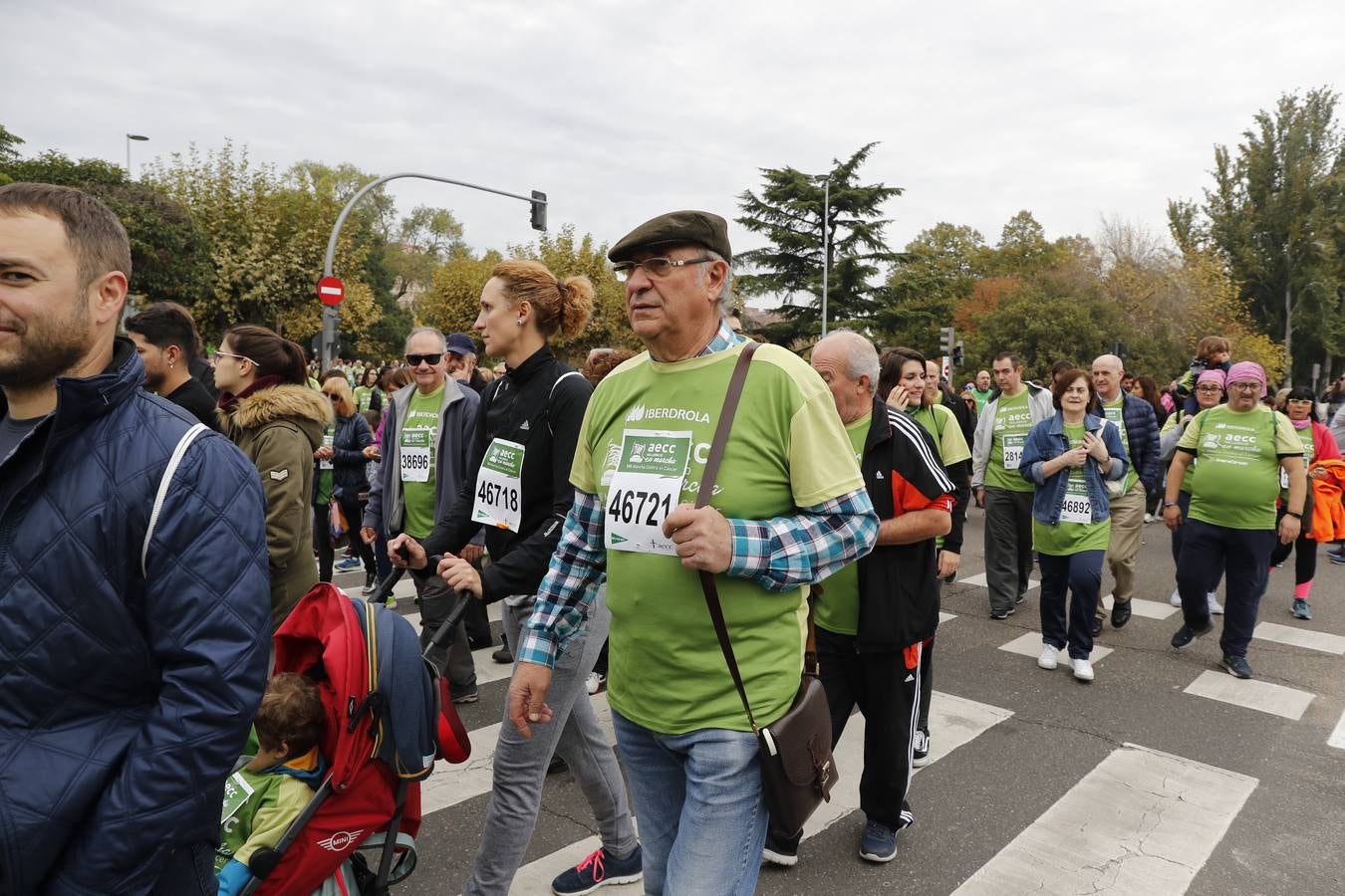 Participantes en la marcha contra el cáncer. 