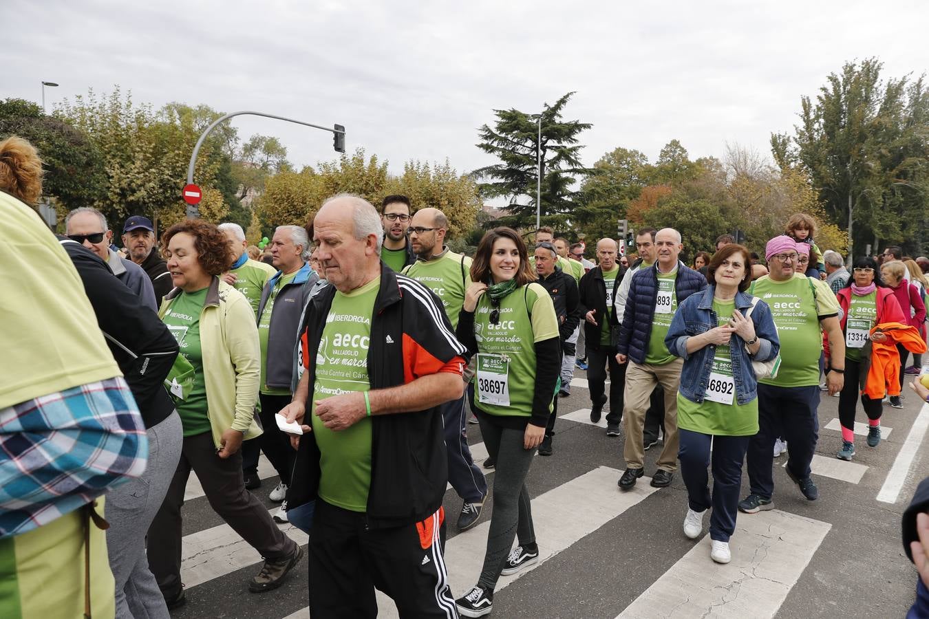 Participantes en la marcha contra el cáncer. 