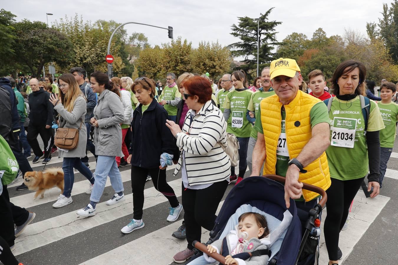 Participantes de la marcha contra el cáncer. 