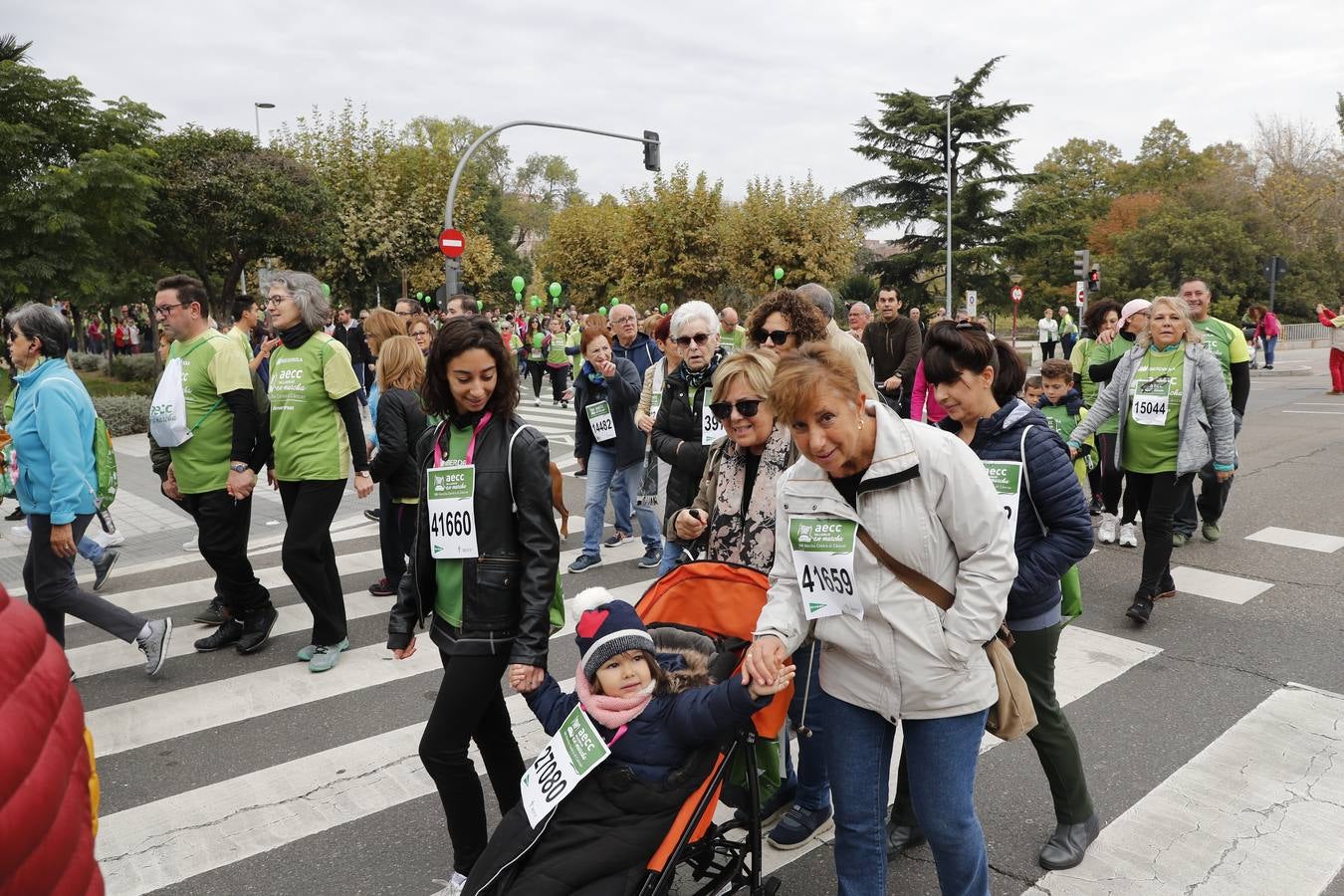 Participantes de la marcha contra el cáncer. 