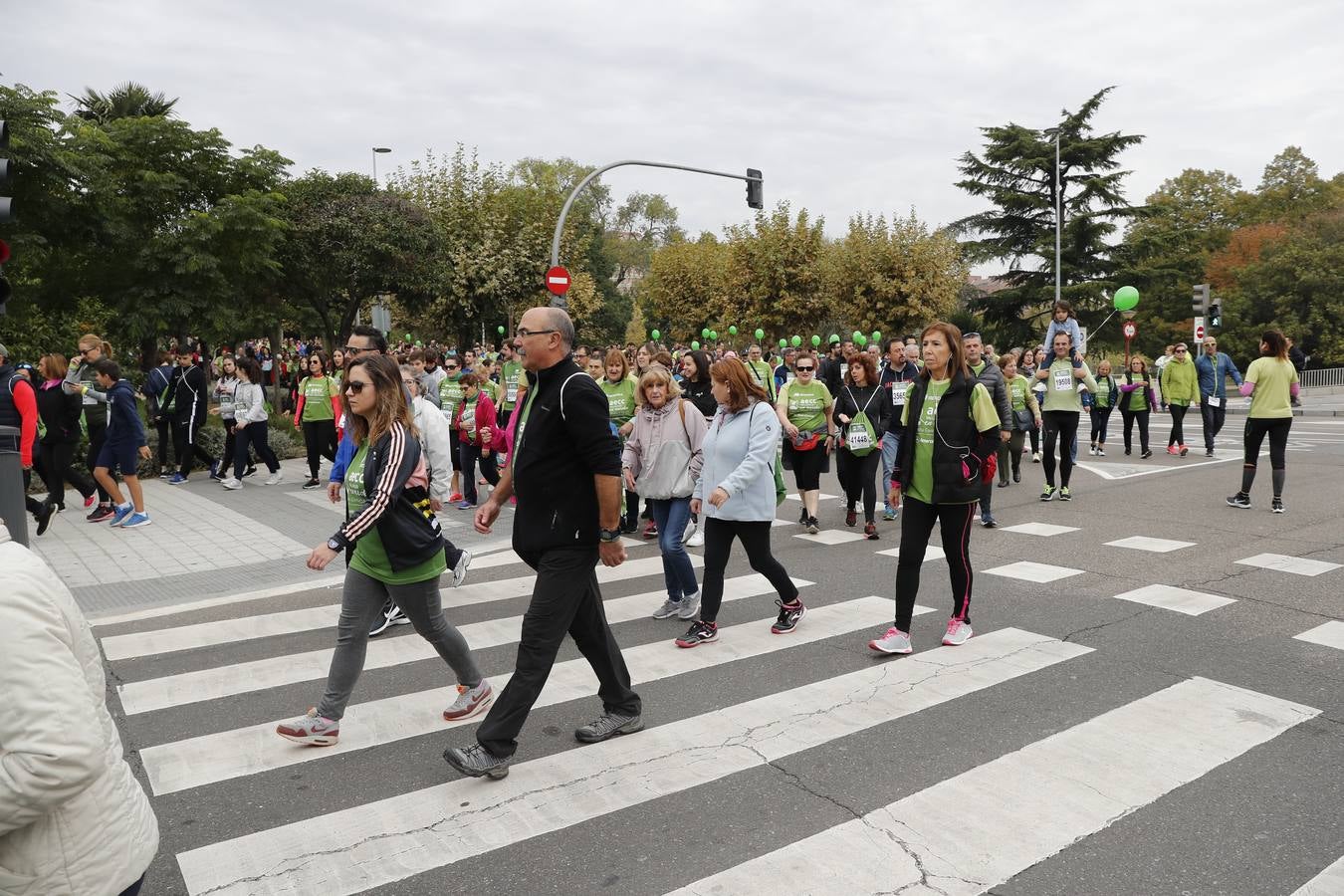 Participantes de la marcha contra el cáncer. 