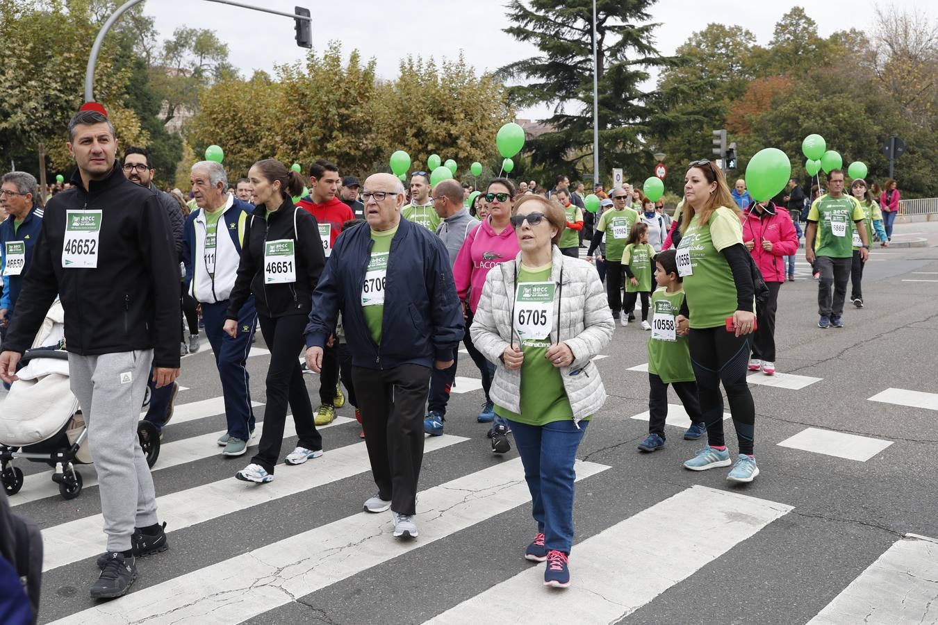 Participantes de la marcha contra el cáncer. 