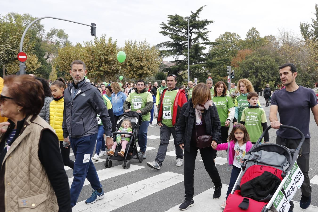 Participantes de la marcha contra el cáncer. 