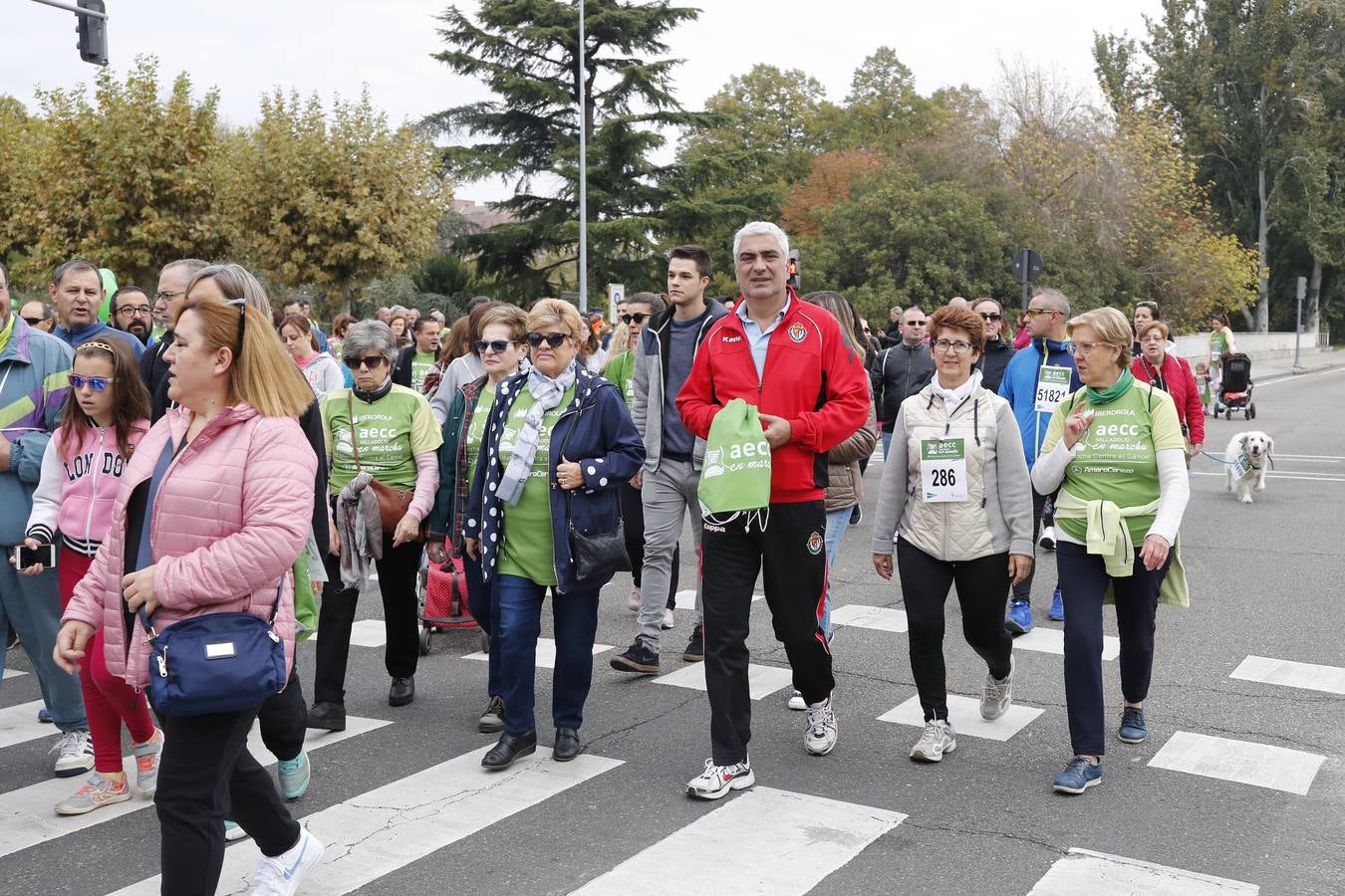 Participantes de la marcha contra el cáncer. 