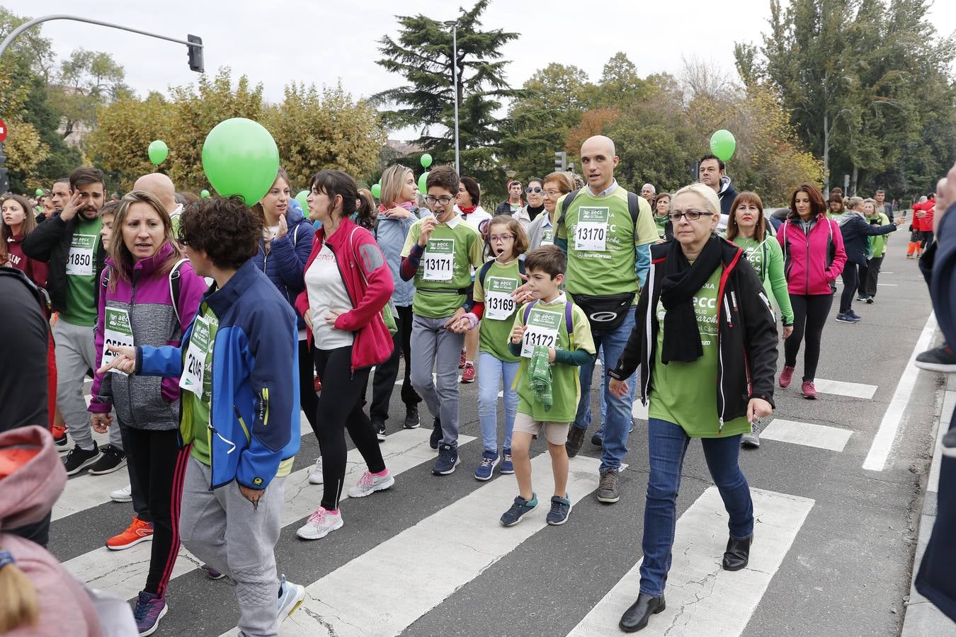 Participantes de la marcha contra el cáncer. 