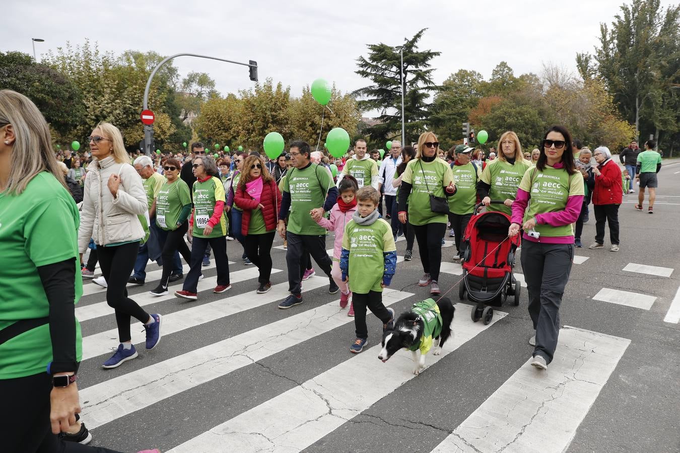 Participantes de la marcha contra el cáncer. 