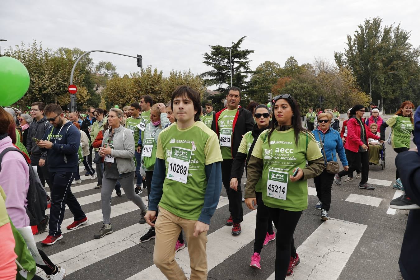 Participantes de la marcha contra el cáncer. 